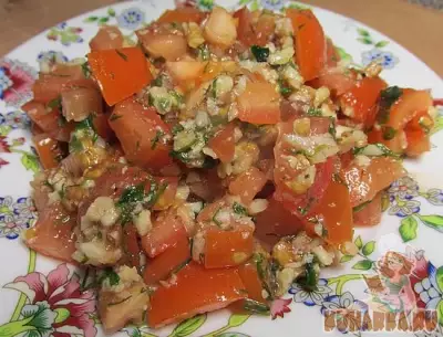 Салат из помидоров с грецкими орехами