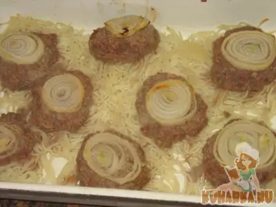 Котлеты, запеченные на гнездах из спагетти под маринованным луком