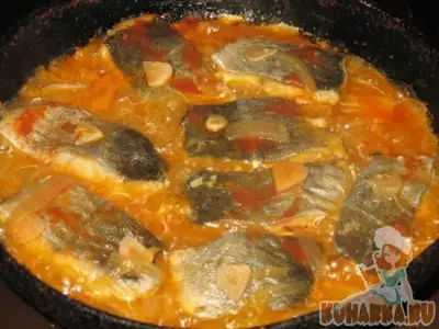 Рыба, тушенная с луком и томатным соусом