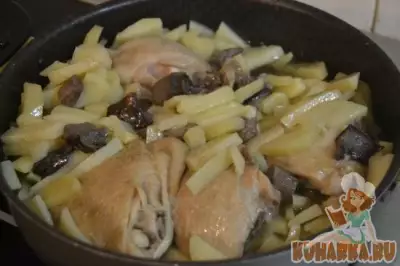 Жаркое из курицы с грибами и картошкой на сковороде