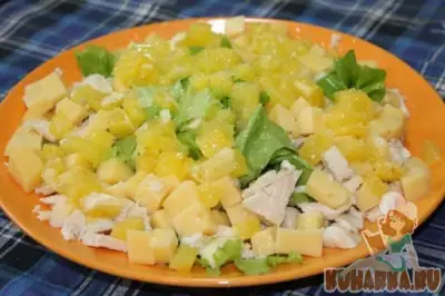 Салат с курицей, сыром и апельсинами.