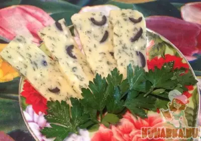 Домашний сыр с зеленью и маслинами