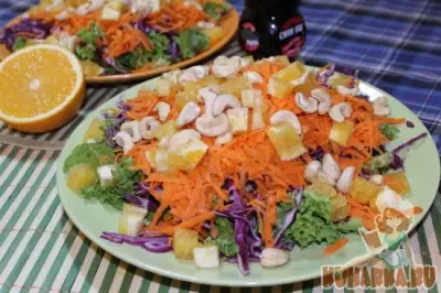 Азиатский салат с апельсинами и орехами кешью фото