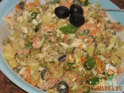 Рыбный салат с маслинами и корейской морковкой