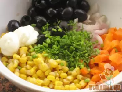 Салат кукурузный с маслинами