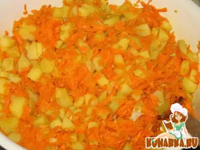 Салат из картофеля с жареной морковью и чесноком