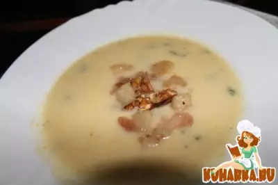 Суп пюре из корня сельдерея с карамелизированной грушей и орехами