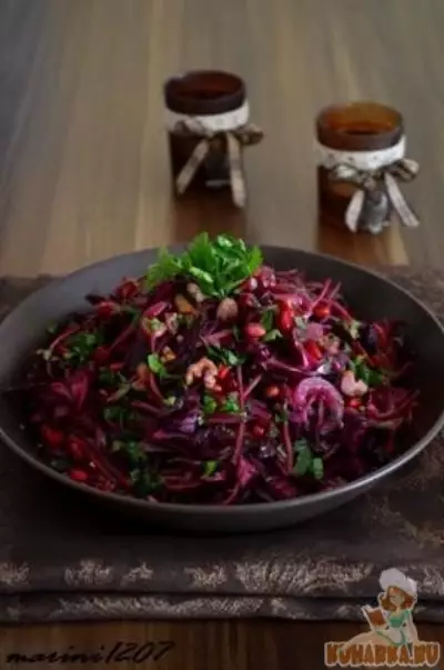 Салат из краснокочанной капусты с карамелизированными орехами
