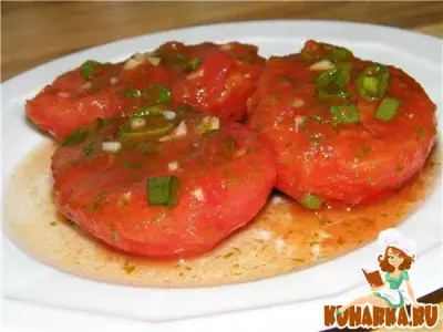 Малосольные помидоры в томатном рассоле, с зеленью.
