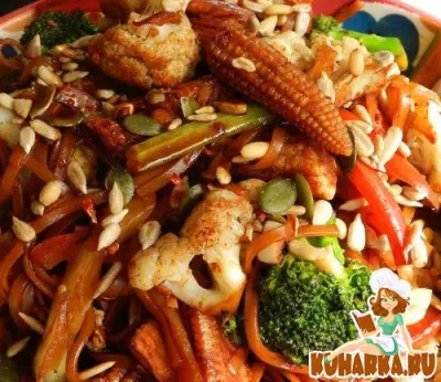 Нудлес по-китайски с курицей и овощами