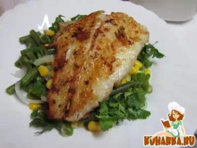 Жареная рыба со специями и салатом из кукурузы