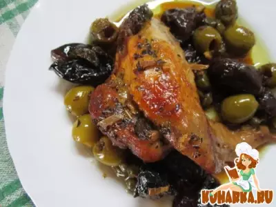 Курица, запеченная с черносливом, оливками и каперсами.
