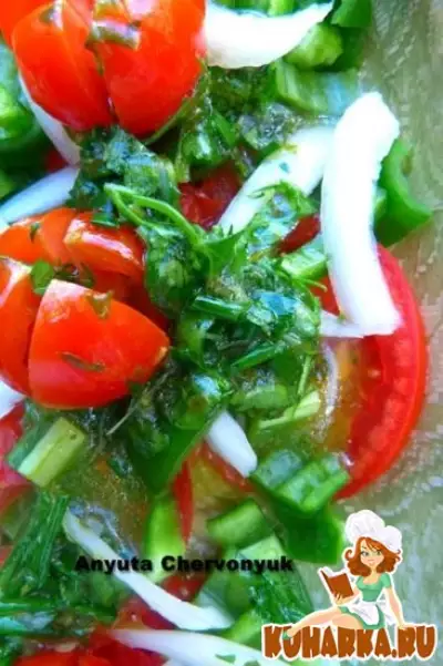 Помидорный салат с луком и перцем и цитрусовой сальсой