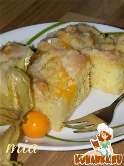 Нежный пирог с персиками и грушами