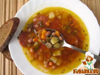 Томатный суп с салями, фасолью и чечевицей