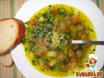 Рисовый суп с фрикадельками и зеленым горошком