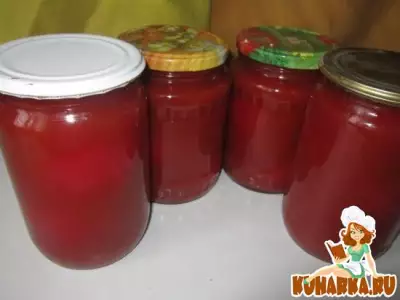 Огурцы и помидоры в томатном соке.