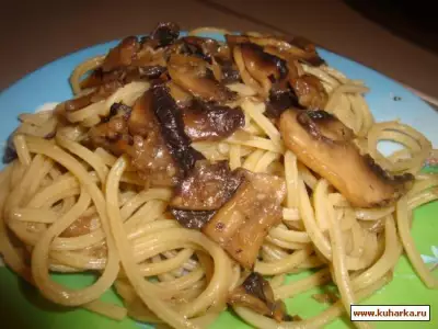 Спагети с грибами и луком