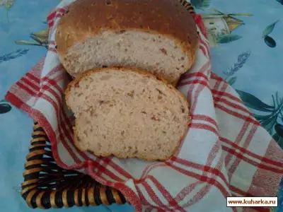 Хлеб с колбасой, чесноком, паприкой и зеленью.
