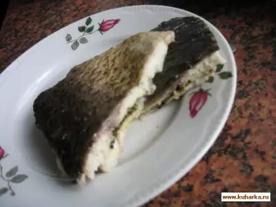 Запеченное филе рыбы, фаршированное белым хлебом с маслом и зеленью