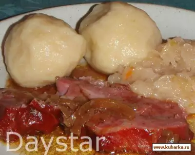 Касселер - жаркое с соусом, квашеной капустой и картофельными клецками