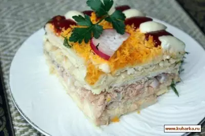 Рыбный салат-торт с крекерами