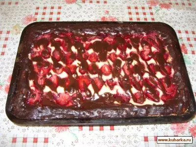 Клубнично-творожный пирог с шоколадом