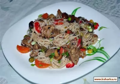 Рисовая лапша с мясом, грибами и овощами