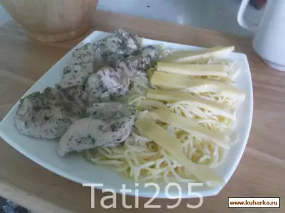 Курица на пару с соусом и спагетти