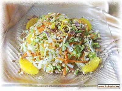 Салат из капусты с апельсином и фисташками