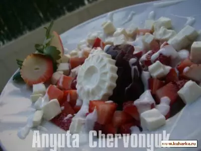 Салат из клубники, свеклы и сыра с йогуртом (Ensalada de fresas y remolacha)