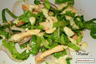 Зеленый салат с шампиньонами и куриным филе фото