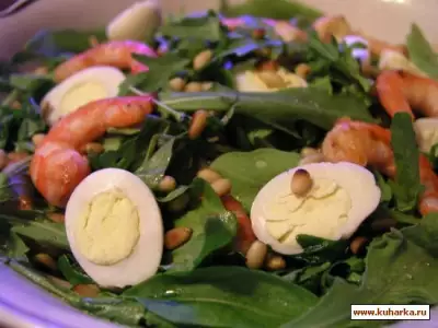Салат с креветками, руколой и перепелиными яйцами