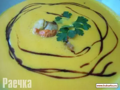 Морковно-имбирный суп с гребешками и бальзамическим соусом