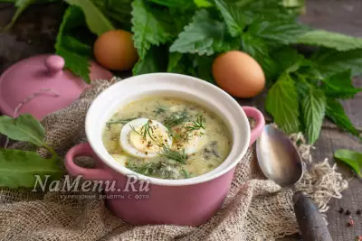 Классический щавелевый суп с крапивой и яйцом