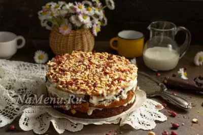 Торт "Машенька" на сгущенке со сметанным кремом и орехами