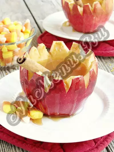 Пряный яблочный сидр в котелке из яблока