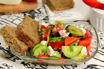 Овощной салат с брынзой и кисло-сладким соусом