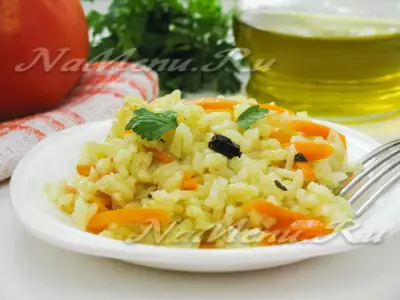 Рассыпчатый рис с овощами, приготовленный на сковороде