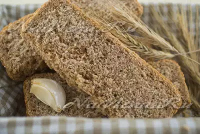 Домашний хлеб из цельнозерновой муки с дрожжами в хлебопечке