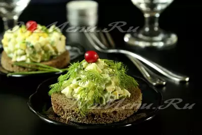 Салат-закуска из зеленого лука и яиц на тостах из ржаного хлеба