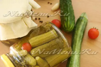 Домашние заготовки на зиму: консервированные огурцы с кабачками цуккини и помидорами черри