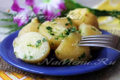 Молодая картошка в масле с зеленью