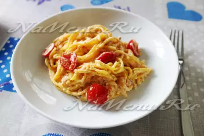Спагетти с лососем и помидорами черри