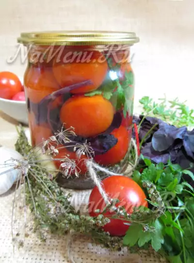 Маринованные помидоры с красным базиликом и петрушкой на зиму