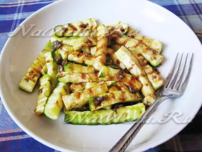 Салат из кабачков-гриль с чесноком