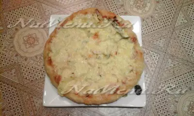 Пицца с колбасой, овощами и сыром в мультиварке