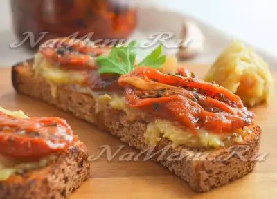 Бутерброды с пастой из печеного чеснока и вялеными томатами