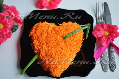 Салат из моркови по-корейски с курицей и яйцом в виде сердца