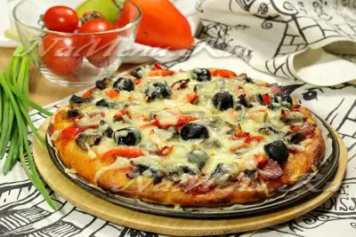 Пицца с колбасой, грибами и маслинами